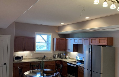 Leicester Casa | Private 1st Floor Unit - Full Kitchen - Master BR w King sized bed - 13 min 2 DT