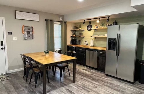 Knoxville Apartamento | Private 2‑bed/2‑bath Basement Suite near Downtown & Smokies