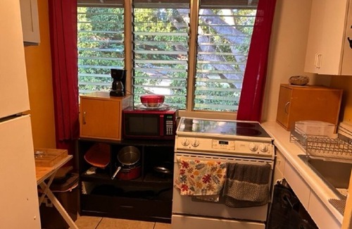 Diamond Head - Kapahulu - St. Louis Casa | Private 2 Bedroom unit with beautiful Balcony, Walking distance to beach.