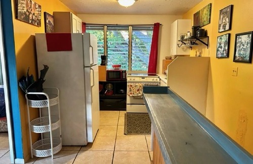 Diamond Head - Kapahulu - St. Louis Casa | Private 2 Bedroom unit with beautiful Balcony, Walking distance to beach.