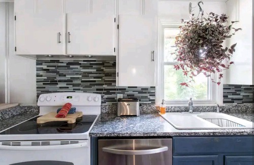 Woodberry Park Casa | Private 2 King Bedroom Guest Suite w/ Full Kitchen. 3 miles to BNA 7 miles to DT