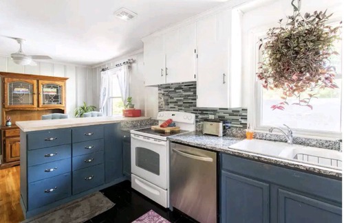 Woodberry Park Casa | Private 2 King Bedroom Guest Suite w/ Full Kitchen. 3 miles to BNA 7 miles to DT