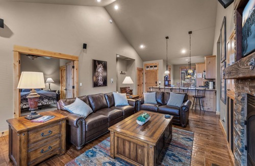 Powell Butte Cabina | Private 2-King Luxury Cabin at Brasada Ranch: pools, golf, hot tubs and more!