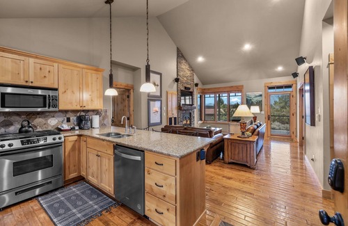 Powell Butte Cabina | Private 2-King Luxury Cabin at Brasada Ranch: pools, golf, hot tubs and more!