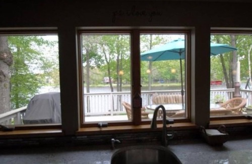 Pocono Lake Casa | Resort privado frente al lago con 200 pies de frente al lago, gran patio trasero y hoguera.
