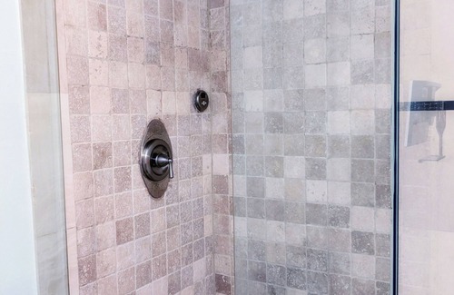 Rogers Park Condominio | Private 2BR/2BA Suites, Desk, Kitchenette, Lake Access, Morse CTA, Loyola Campus