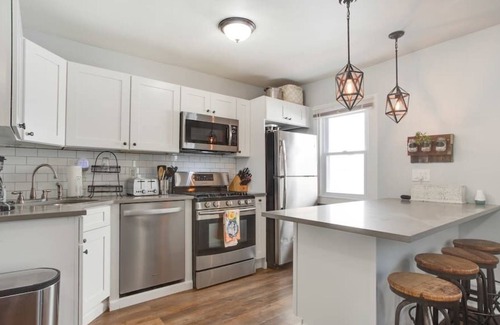 Ampere Apartamento | *Private 2BR Bloomfield Apartment* 8 mins to Train