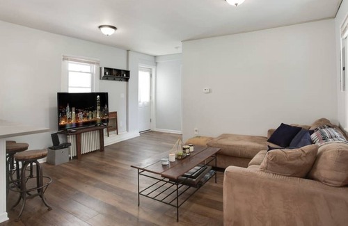 Ampere Apartamento | *Private 2BR Bloomfield Apartment* 8 mins to Train