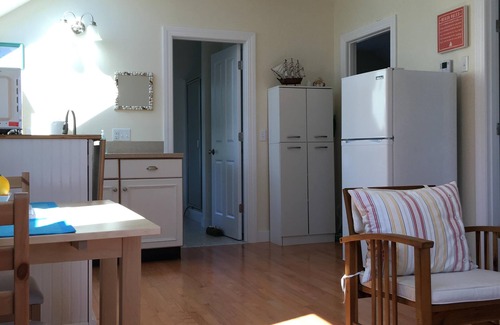 Block Island Cabaña | 2BR - a pie de Old Harbour!