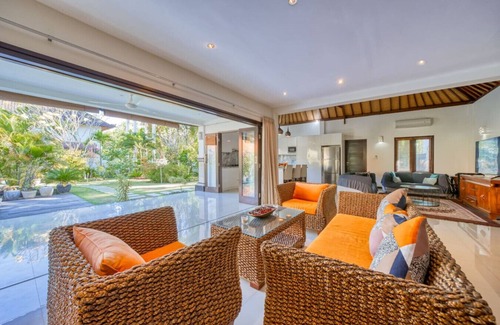 Abang Apartamento | Private 2BR Villa w/ Pool & Gym Near Amed Beach