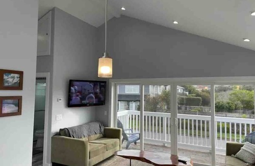 Half Moon Bay Cabaña | Private 2nd floor detached guesthouse, walk to the beach!