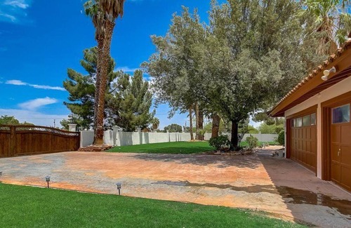 Enterprise Casa | Privado 3.4 acres Custom Home Heated Pool / Spa y Cascada-cerca del Strip!