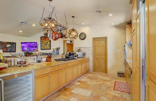 Enterprise Casa | Privado 3.4 acres Custom Home Heated Pool / Spa y Cascada-cerca del Strip!