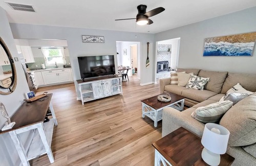 Caine Woods Casa | Private 3 Bed 2 Bath Beach House. Remodeled, short walk to beach, wifi & laundry