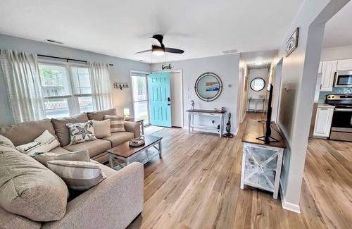 Caine Woods Casa | Private 3 Bed 2 Bath Beach House. Remodeled, short walk to beach, wifi & laundry