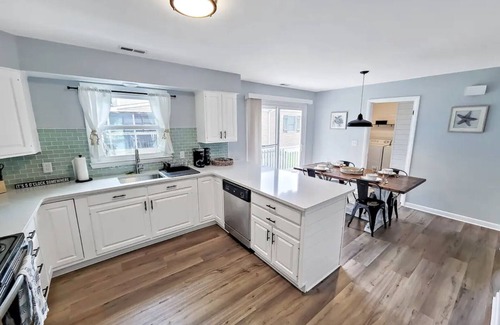 Caine Woods Casa | Private 3 Bed 2 Bath Beach House. Remodeled, short walk to beach, wifi & laundry