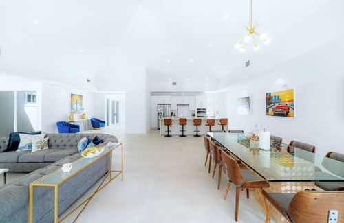 Alice Town Casa | Private 4 -bed home w/ dock facing the Hilton Hotel.