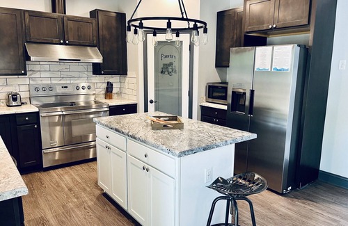 White Casa | Private 5 bedroom house in the heart of Laurel highlands!