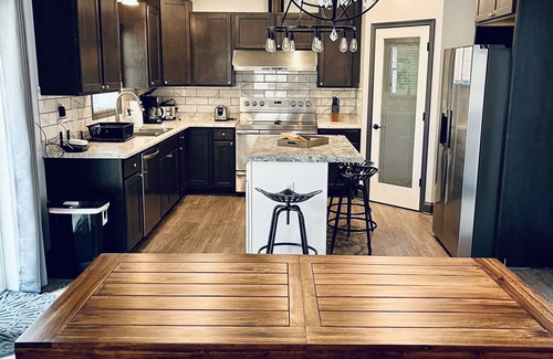 White Casa | Private 5 bedroom house in the heart of Laurel highlands!