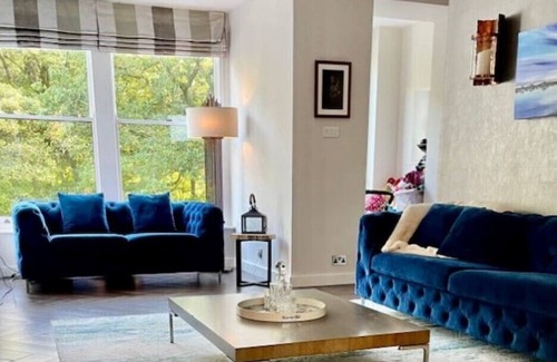 Cardiff Casa | Private 7-bedroom villa with pool, hot-tub and bar