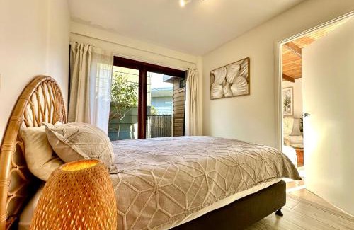 Ocean Shores Apartamento | Private Access Retreat 1 Queen Bedroom w Stunning Pool and Ocean Views