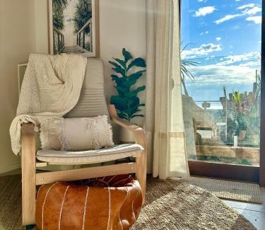 Ocean Shores Apartamento | Private Access Retreat 1 Queen Bedroom w Stunning Pool and Ocean Views