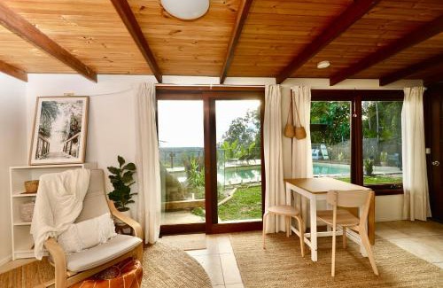 Ocean Shores Apartamento | Private Access Retreat 1 Queen Bedroom w Stunning Pool and Ocean Views