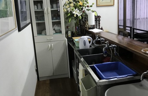 Nago Casa | Habitación privada en el primer piso con buen ambiente (cocina americana + dormitorio para 1 a 4 personas + sala de estar + baño y ducha solamente)