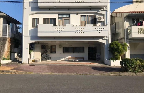 Nago Casa | Habitación privada en el primer piso con buen ambiente (cocina americana + dormitorio para 1 a 4 personas + sala de estar + baño y ducha solamente)
