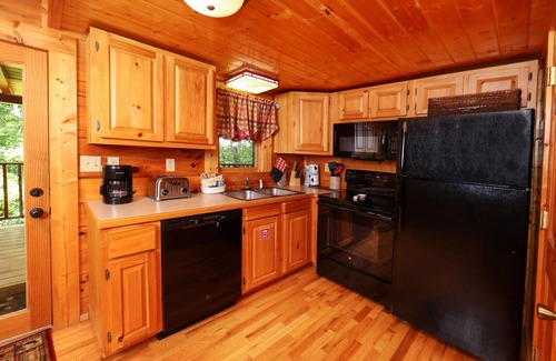 Gatlinburg - Pigeon Forge Cabina | Sólo 5 millas de la ciudad! Acceso gratuito a la piscina, Putt Putt, golf, pesca, disco de golf, senderismo, etc.