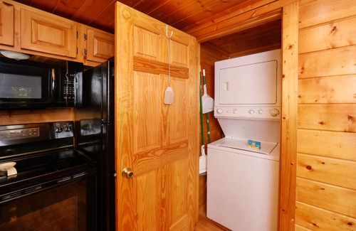 Gatlinburg - Pigeon Forge Cabina | Sólo 5 millas de la ciudad! Acceso gratuito a la piscina, Putt Putt, golf, pesca, disco de golf, senderismo, etc.