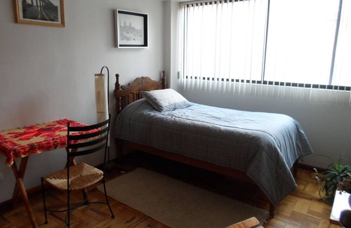 Los Alpes Cama Y Desayuno | Recámara privada y amueblada, con baño propio en depa amplio cerca de Coyoacán.