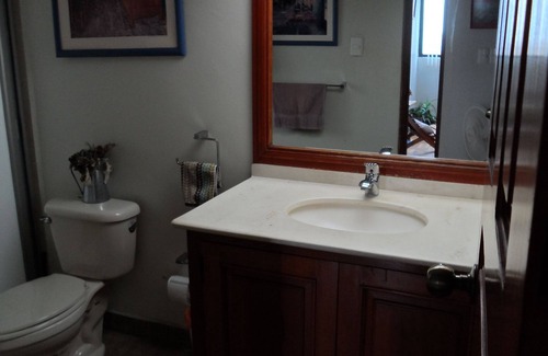 Los Alpes Cama Y Desayuno | Recámara privada y amueblada, con baño propio en depa amplio cerca de Coyoacán.