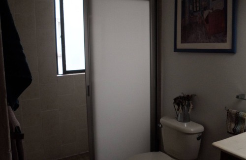 Los Alpes Cama Y Desayuno | Recámara privada y amueblada, con baño propio en depa amplio cerca de Coyoacán.