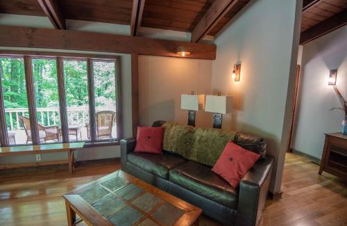 Grassy Creek Casa | Private and Modern Blue Ridge Mountain Chalet- Sleeps 6 Dogs Welcome
