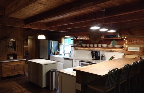 Kodak Cabina | Private and peaceful cabin in convenient location with seasonal outdoor pool
