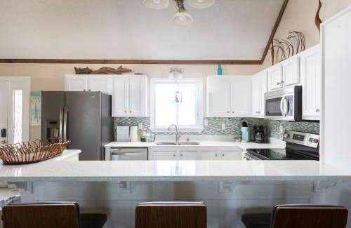 Sea Retreat Casa | Private and Quiet Family Retreat - Steps to the Beach