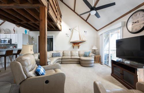 Sea Retreat Casa | Private and Quiet Family Retreat - Steps to the Beach
