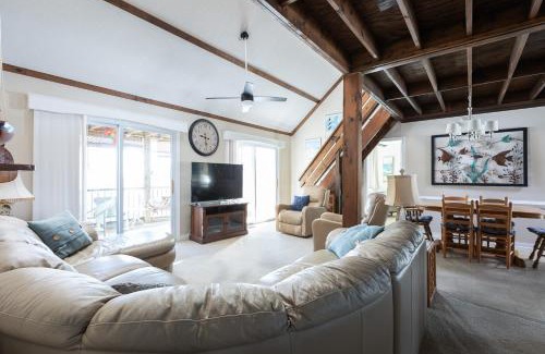 Sea Retreat Casa | Private and Quiet Family Retreat - Steps to the Beach