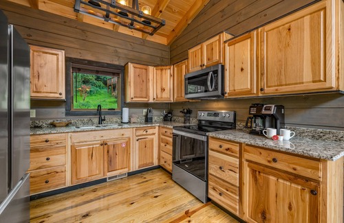 Gatlinburg Cabina | Private and quiet! hot tub 2 king suites indoor pool, games, Free attractions