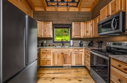 Gatlinburg Cabina | Private and quiet! hot tub 2 king suites indoor pool, games, Free attractions