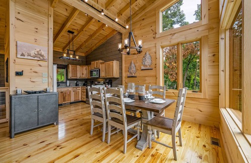 Gatlinburg Cabina | Private and quiet! hot tub 2 king suites indoor pool, games, Free attractions