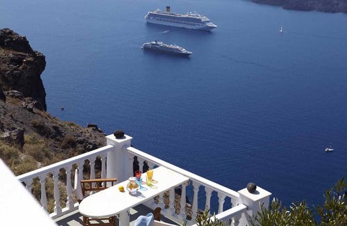 Fira Villa | Villa de lujo privada y aislada con inmaculada vista al mar / volcán
