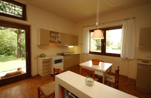 Lonato del Garda Villa | Apartamento privado en villa con piscina, admite mascotas, con vistas al lago de Garda
