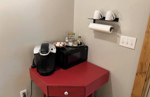 Weaverville Apartamento | Private apartment in a quiet neighborhood with lots of trees and privacy.