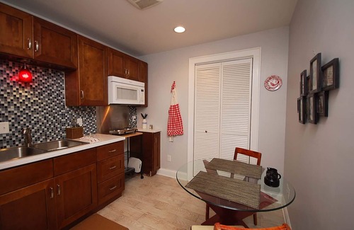 Beverly Hills Apartamento | LINDO apto con vista al campo de golf. Sin tarifas de limpieza / mascotas! ¡buena ubicación!