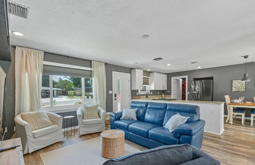 Arlington Park Casa | Private Backyard-27 Palms