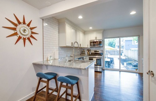 East Bank Casa | Private Backyard 2mi to Downtown