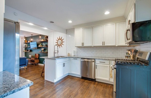 East Bank Casa | Private Backyard 2mi to Downtown