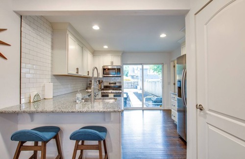 East Bank Casa | Private Backyard 2mi to Downtown
